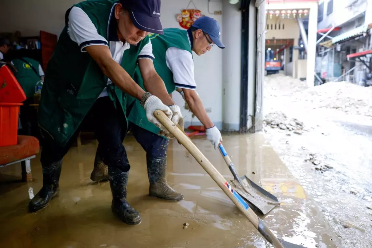 Tayfun dehşeti: Nehirler taştı, araçlar sulara kapıldı