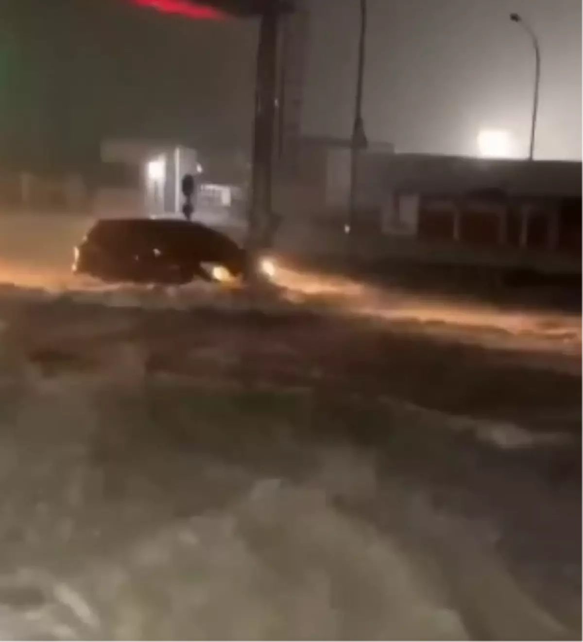 Fung‑Wong Tayfunu Tayvan’ı Sarsıyor: 8.300’den Fazla Kişi Tahliye Edildi, 51 Yaralı