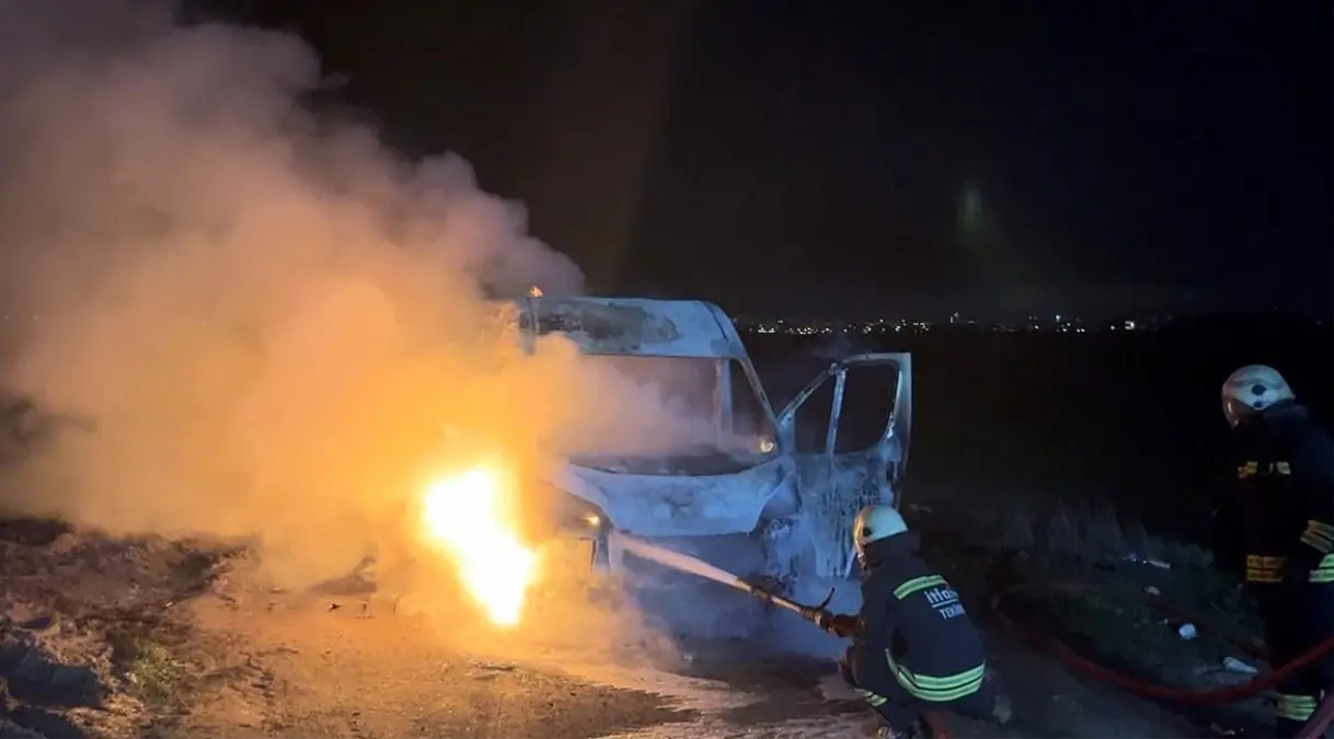 Tekirdağ Çorlu’da Park Halindeki Minibüs Alev Aldı, Sürücü Hastaneye Kaldırıldı