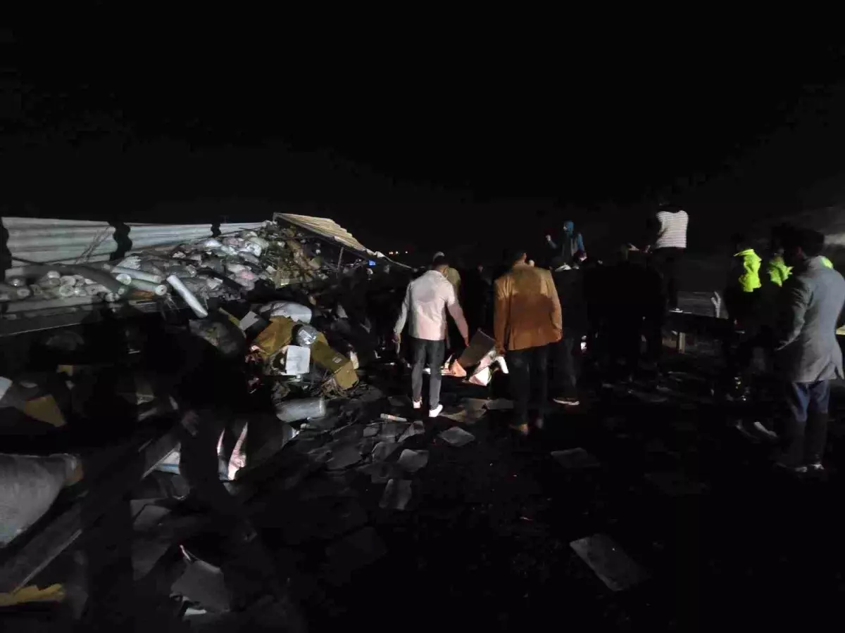 Şanlıurfa’da Tekstil Yüklü Tır Devrildi, Yol Tek Yönlü Kapandı