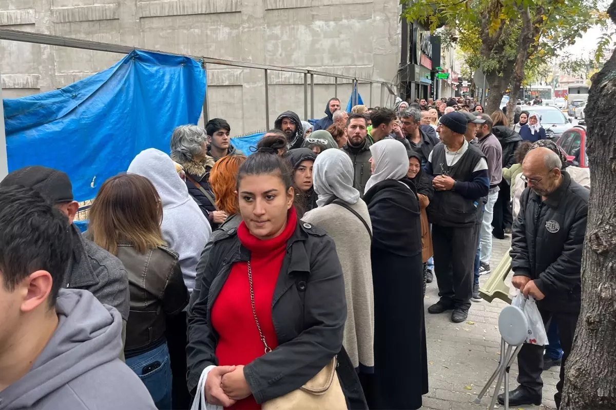 TOKİ başvurusu yapmak isteyen vatandaşlar yüzlerce metre kuyruk oluşturdu