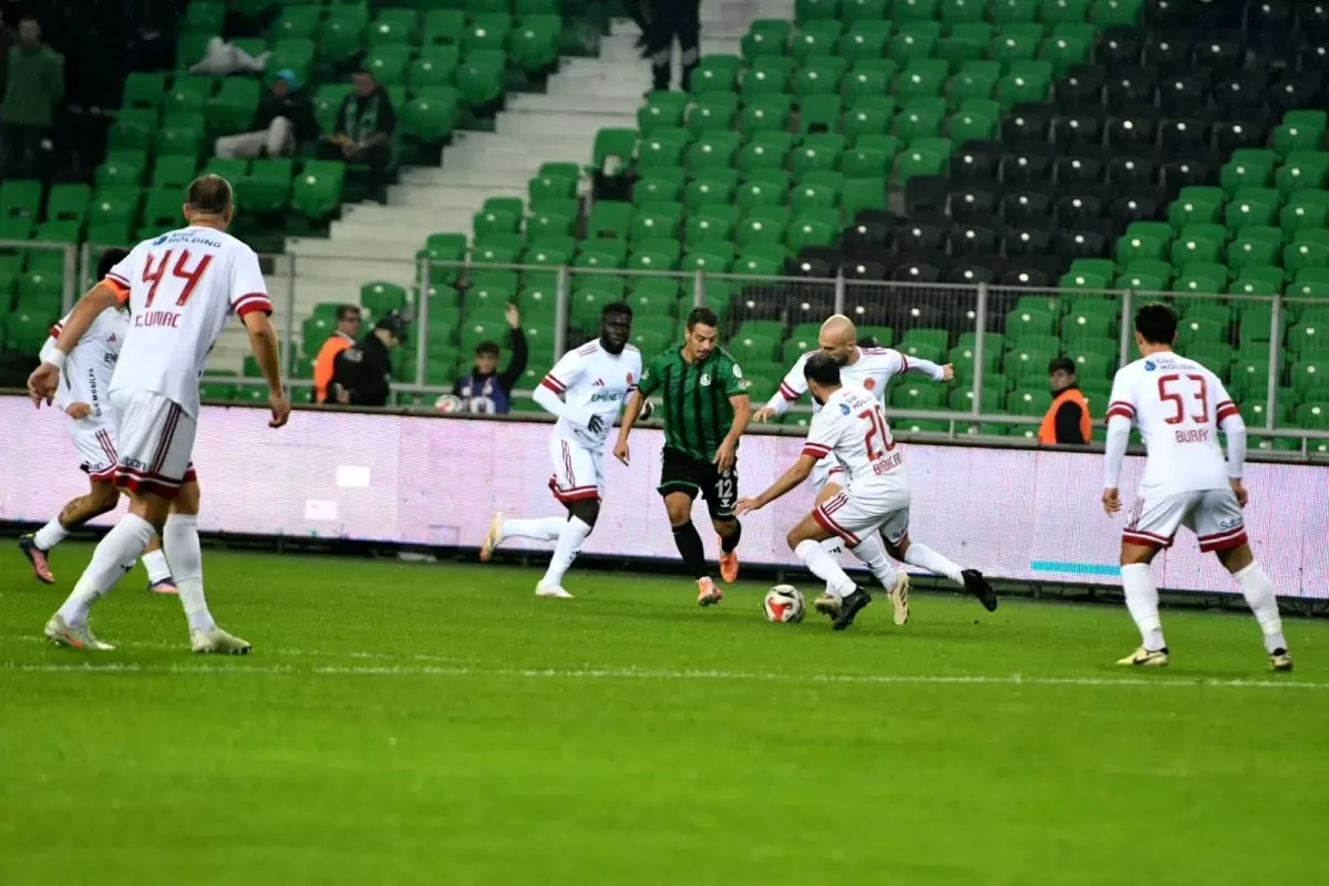 Sakaryaspor ve Ümraniyespor 1-1 Beraberlikle Karşı Karşıya: Gollü ve Kartlı Bir Mücadele