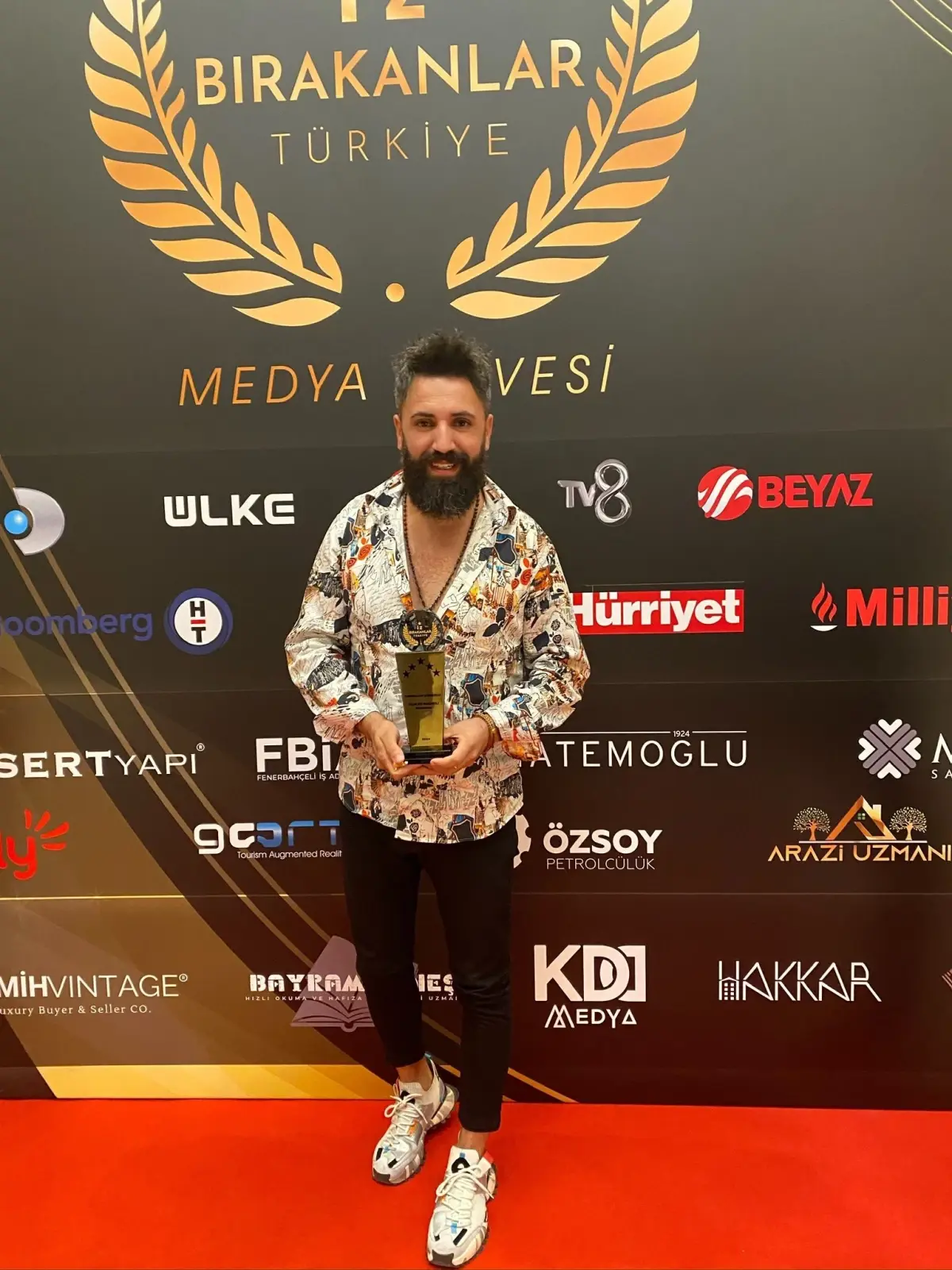 Ünlü Modacı Emrullah Köroğlu Yılın En Başarılı Modacısı Ödülüne Layık Görüldü