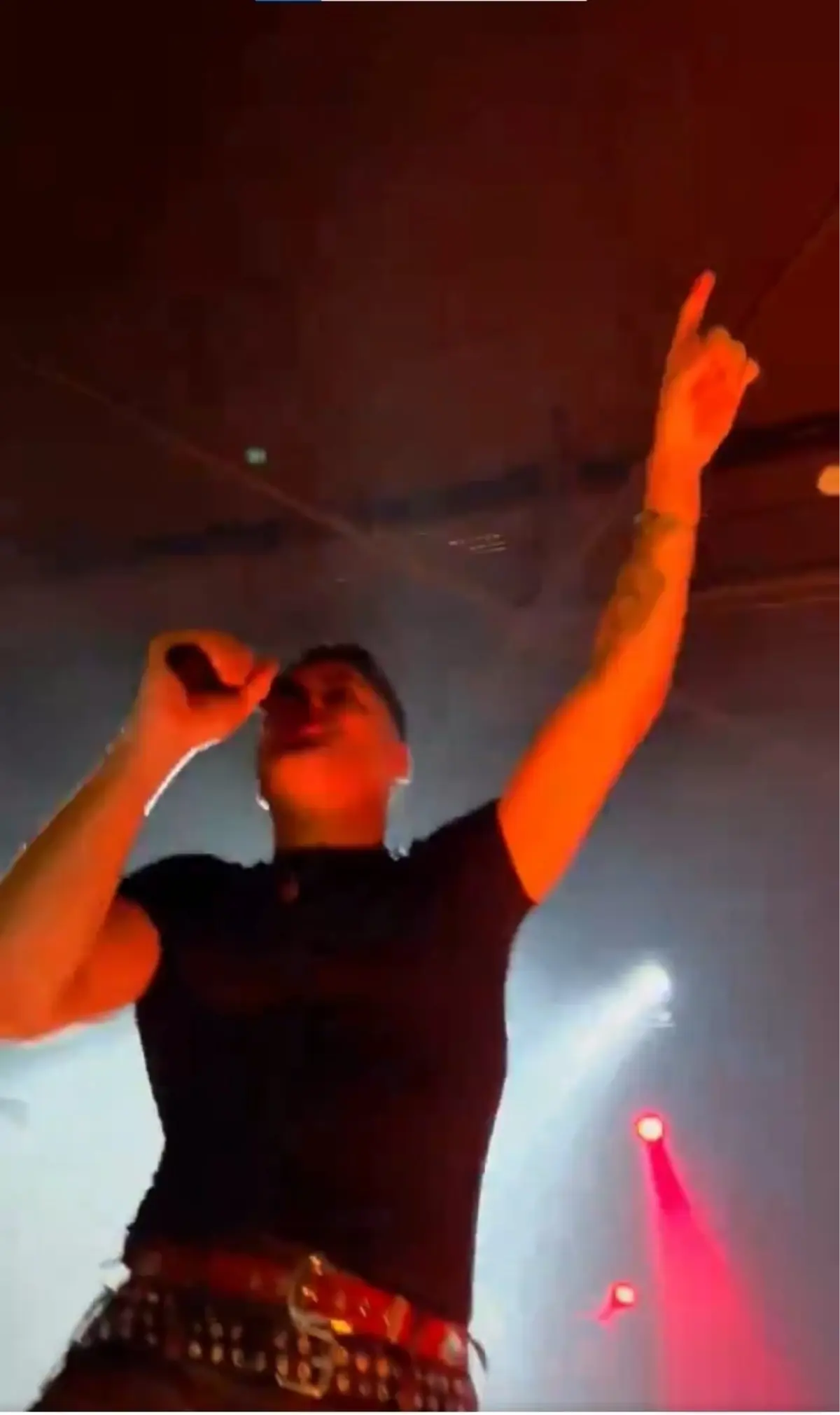 Ünlü şarkıcı Emircan İğrek konserde çıldırdı: Bak gerçekten tekme atarım