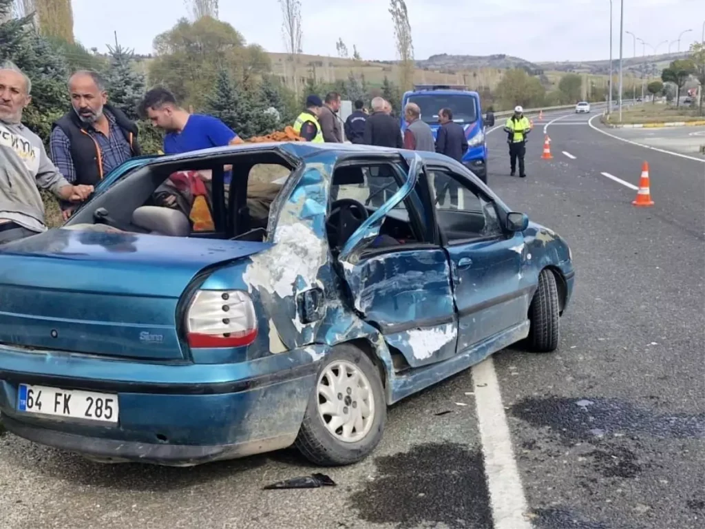Uşak’ta Otomobil-Tır Çarpışması: 1 Ağır Yaralı