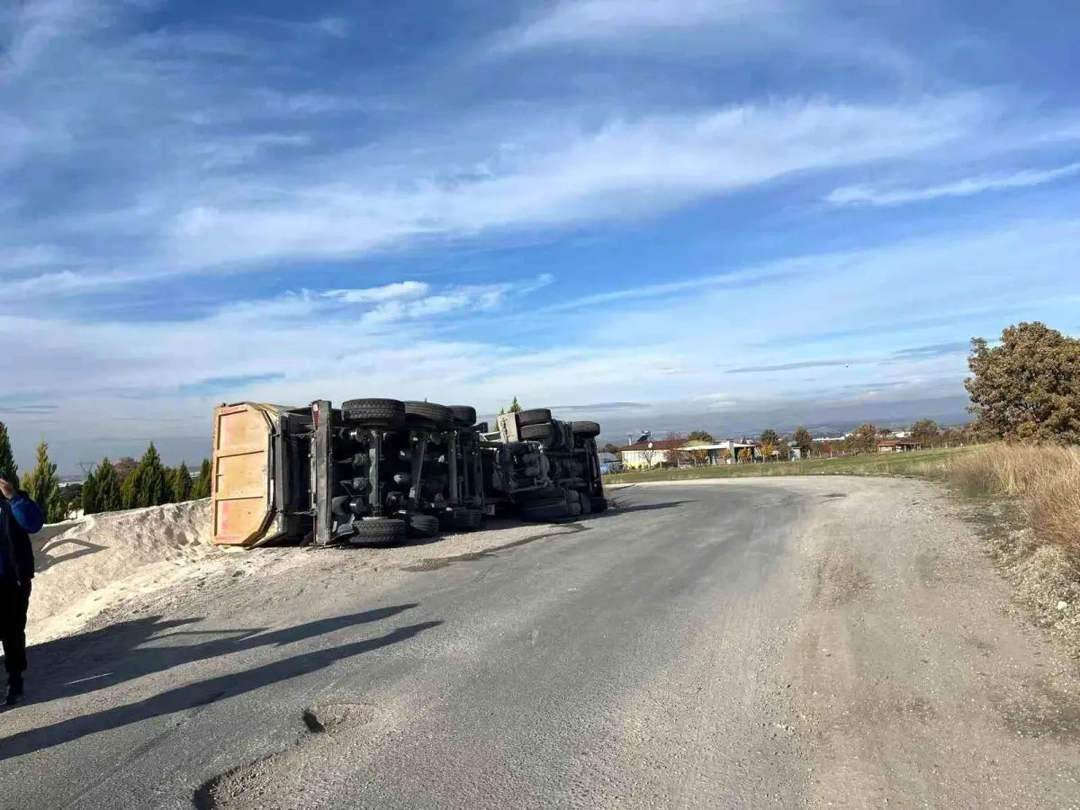 Uşak’ta Tır Kazası: Sürücü Yaralı