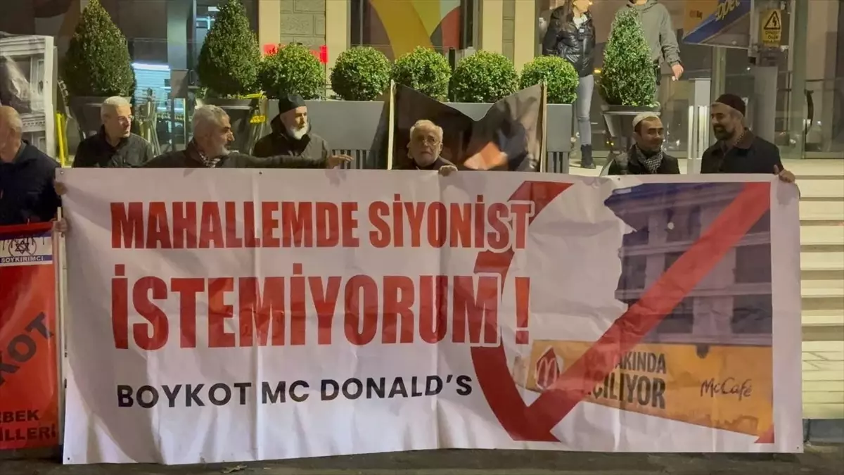 Üsküdar’da McDonald’s Protestosu 50. Günde Siyonizm Karşıtı Sloganlarla Devam Ediyor