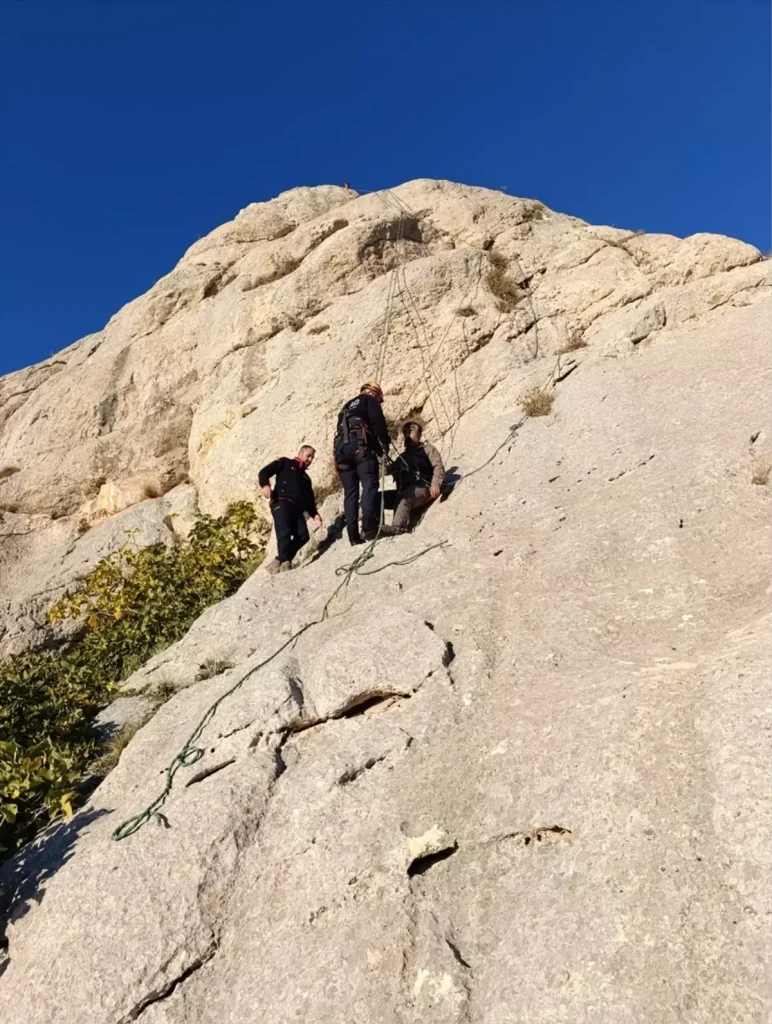 Van’da Kayalıklarda Mahsur Kalan Kişi AFAD Ekiplerince Kurtarıldı