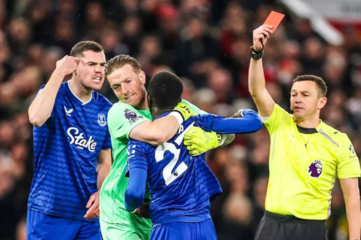 Yaşadığı tartışma sonucu milyonların izlediği maçta takım arkadaşına tokat attı