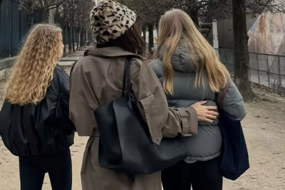 Yasemin Ergene’nin kızları Paris’te göz kamaştırdı: Boyları anneyi hızla yakalıyor!