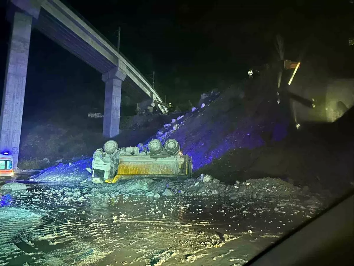 Bilecik’te YHT Şantiyesinde Kamyon Devrildi