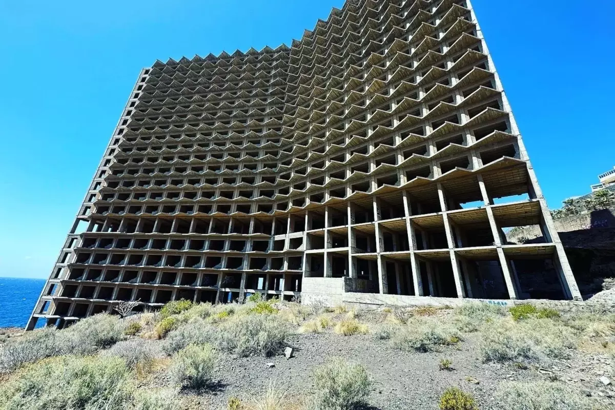 13 Yaşındaki Kız Çocuğu 20 Katlı Terk Edilmiş Otelden Düşerek Feci Şekilde Hayatını Kaybetti