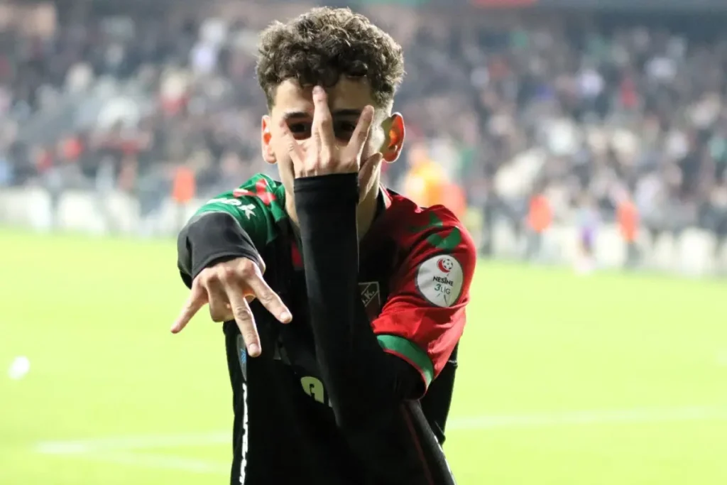 18 yaşındaki Adem Yeşilyurt yeteneğiyle Avrupa’nın transfer gözdesi oldu