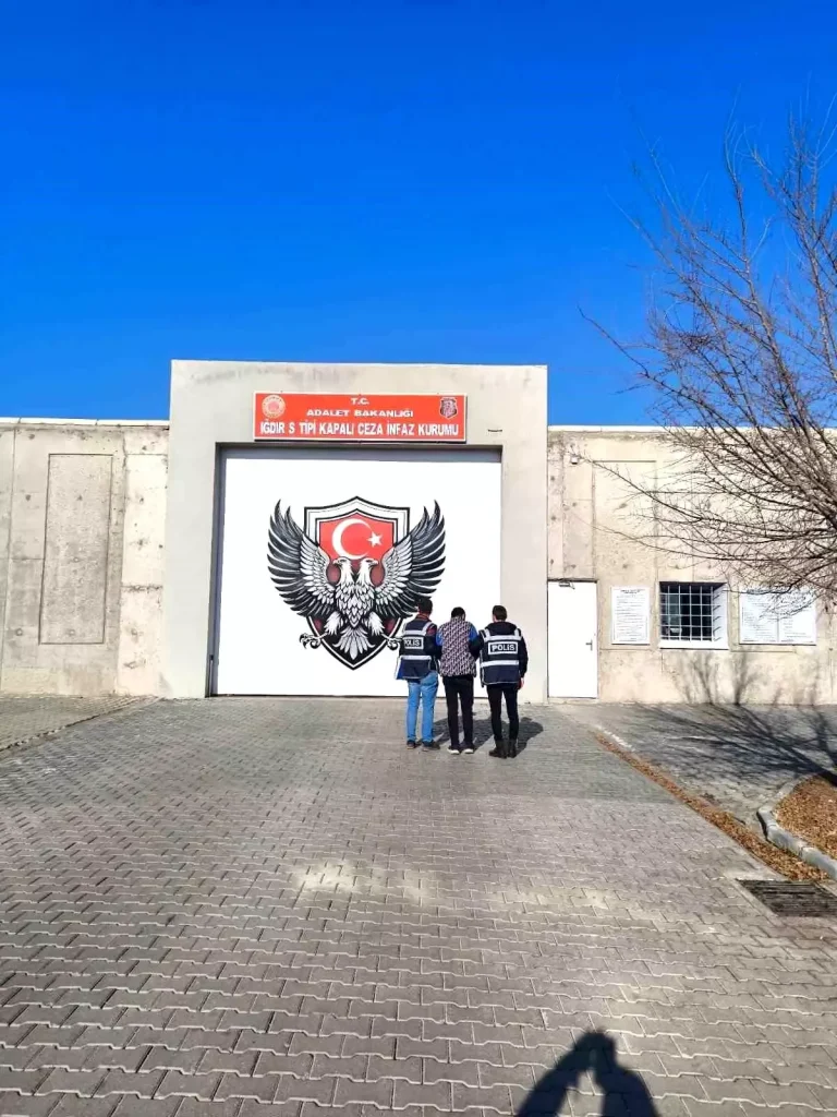 Iğdır’da 23 Yıllık Hapis Cezası Bulunan Aranan Şahıs Polis Operasyonu ile Yakalandı