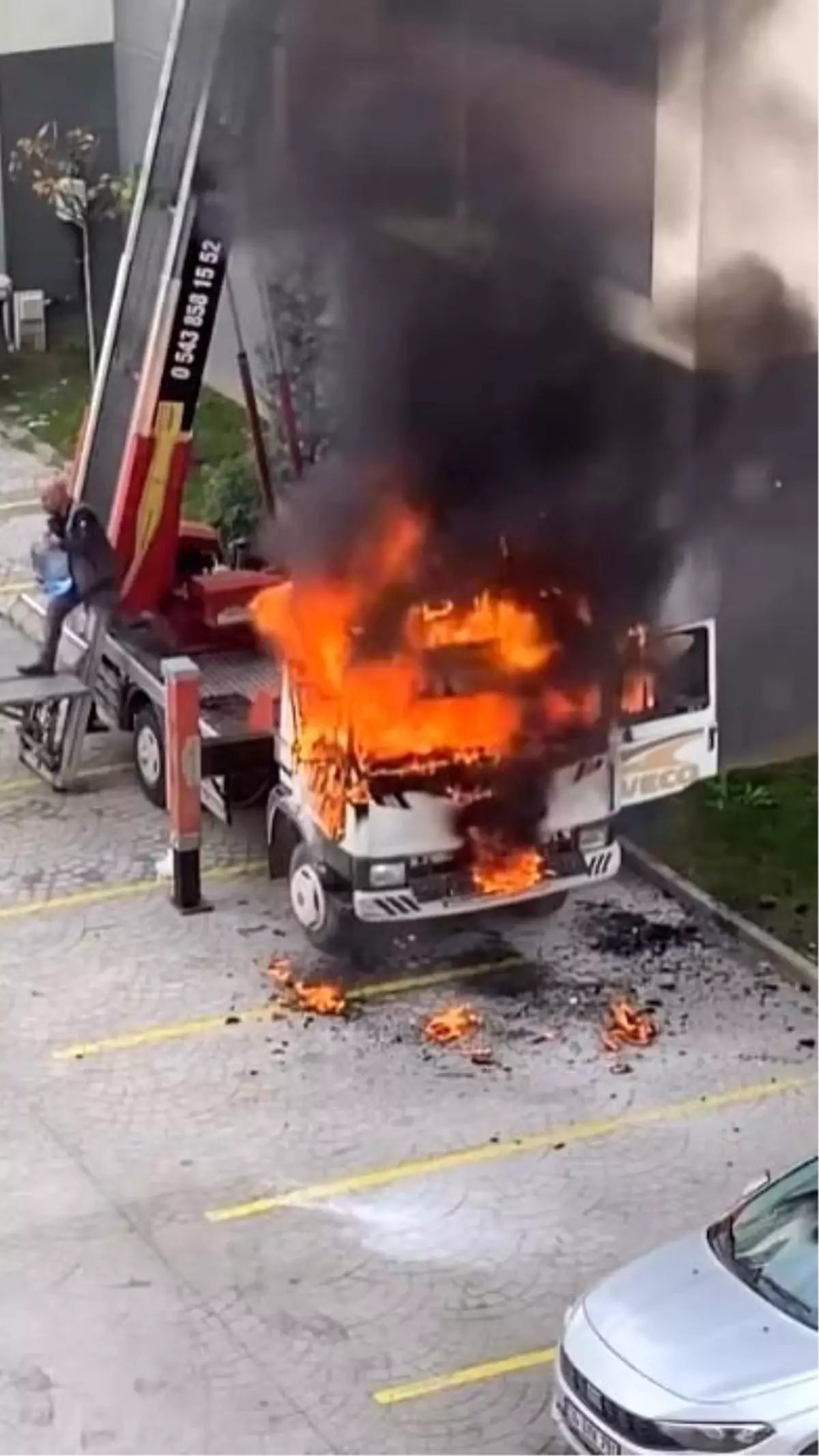 Bursa’da Yangın Paniği: 6. Katta Vinçli Kamyon Alev Aldı