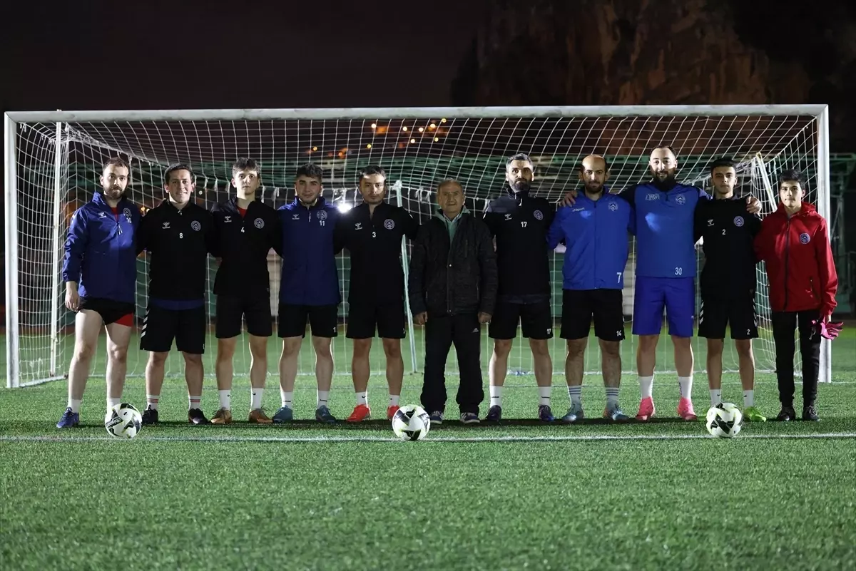 89 Yaşındaki Madenci, Gençleri Futbola Yönlendiriyor