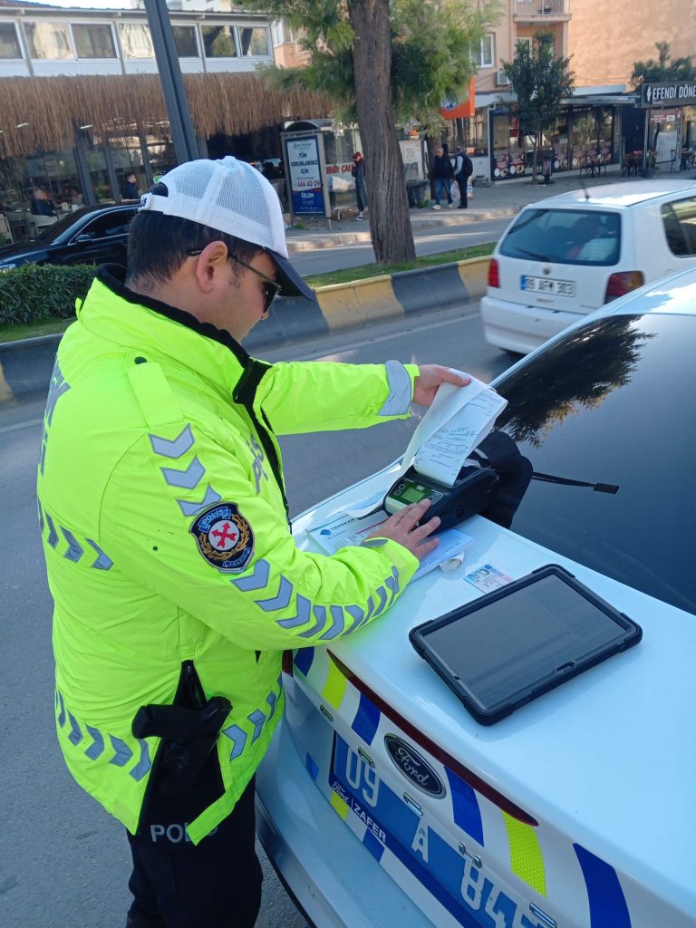 Kuşadası Davutlar’da Okul Önlerinde Sıkı Denetim: Trafik ve Asayiş Kontrolleriyle Güvenli Eğitim Ortamı