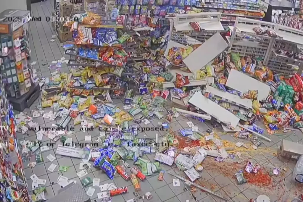 Eşi benzeri görülmemiş hırsızlık! Halatla araca bağladı, ortalığı yerle bir etti