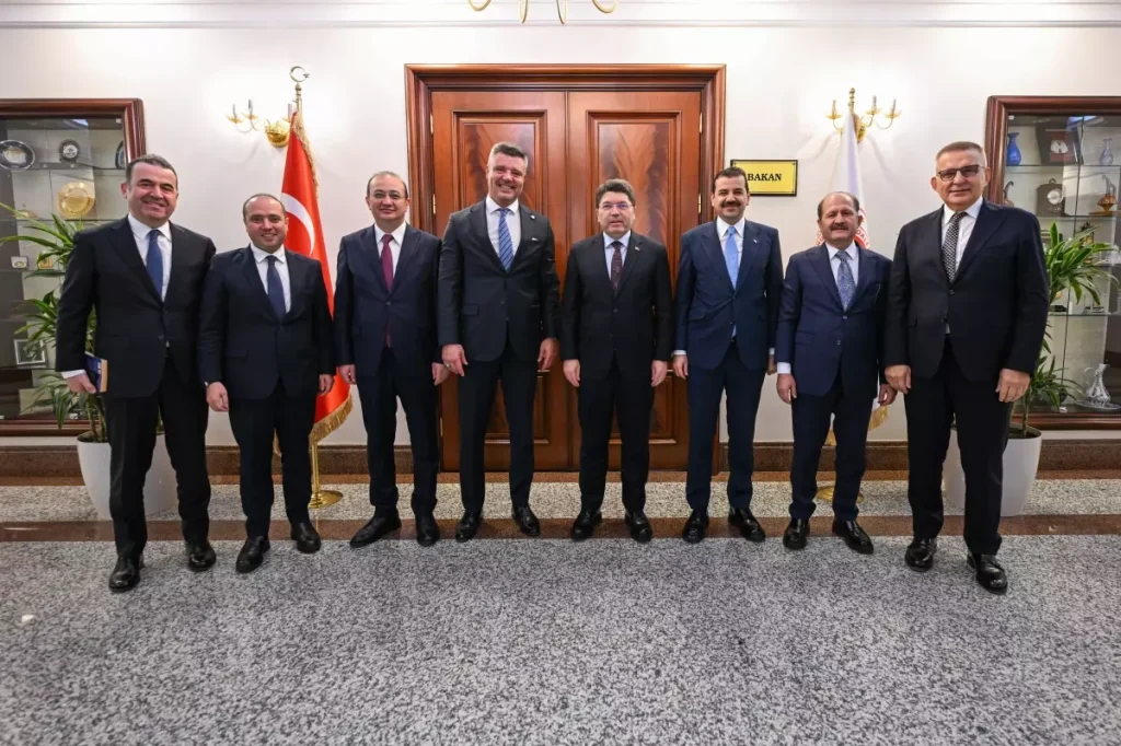 Bakan Yılmaz Tunç, Fenerbahçe Başkanı Sadettin Saran’ı Bakanlıkta Karşıladı