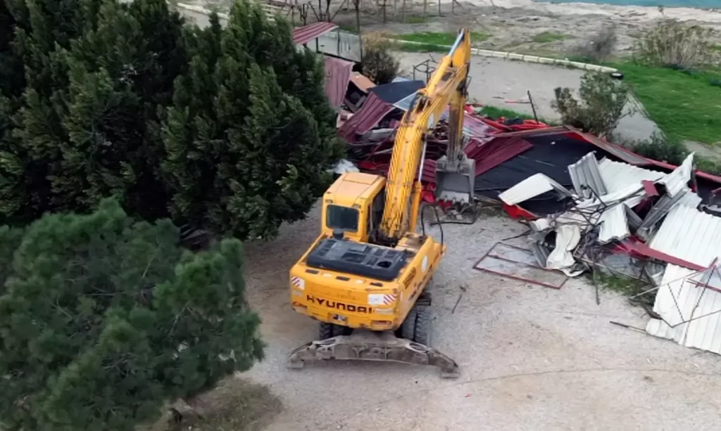 Menderes Adası’nda Yıkım Süreci Başladı