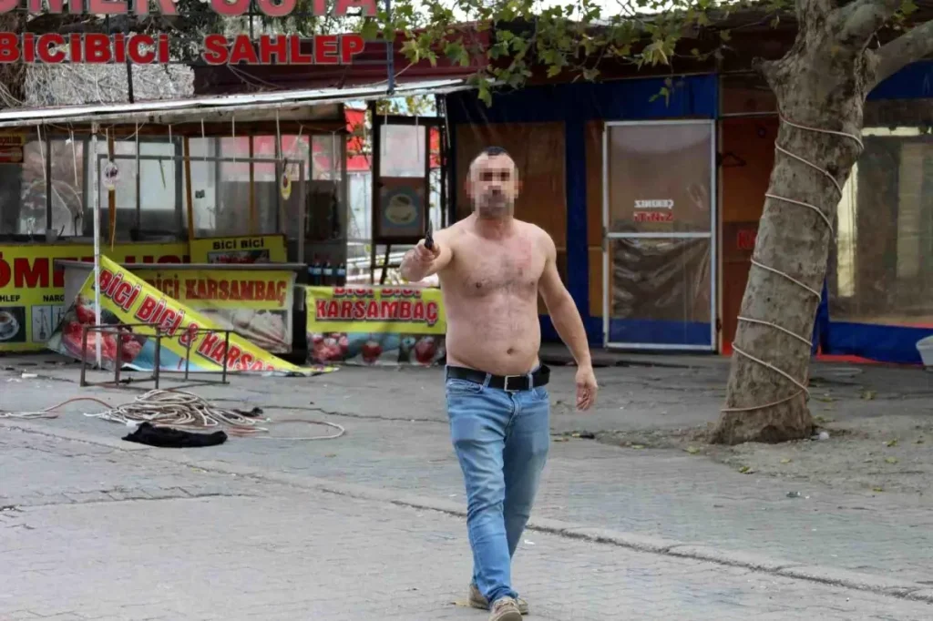 Adana’da Amerikan Adası Yıkımına Gerginlik: Esnaf İsyanı, Bıçaklı Saldırı ve Çıkan Yangınlar