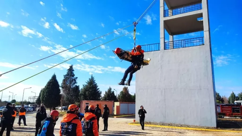Adana’da İlk Kez Uçurumdan Araç Kurtarma İçeren 7.4 Büyüklüğünde Deprem Tatbikatı Gerçekleştirildi