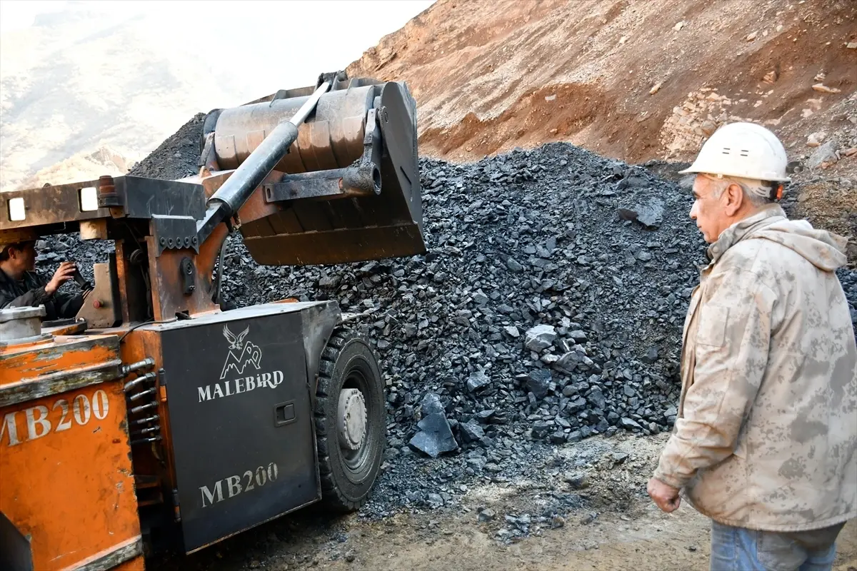 Emekli Madenci Hakkari’de Çalışmaya Devam Ediyor