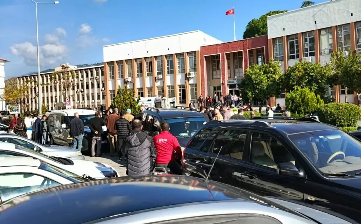 Boşanma Aşamasındaki Eşini Şiddetle Bıçakladı: Aydın Adliyesi’nde Korkunç Anlar