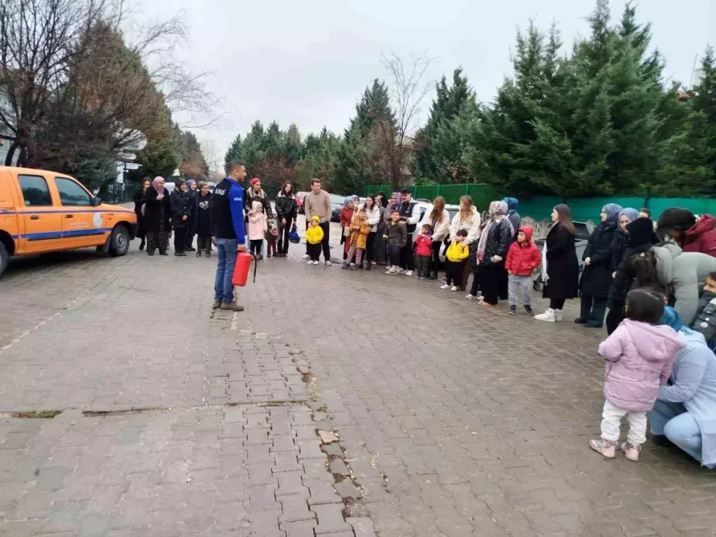 Afyonkarahisar’da AFAD’ın Özel Eğitim ve Rehabilitasyon Merkezinde Afet Farkındalığı Tatbikatı