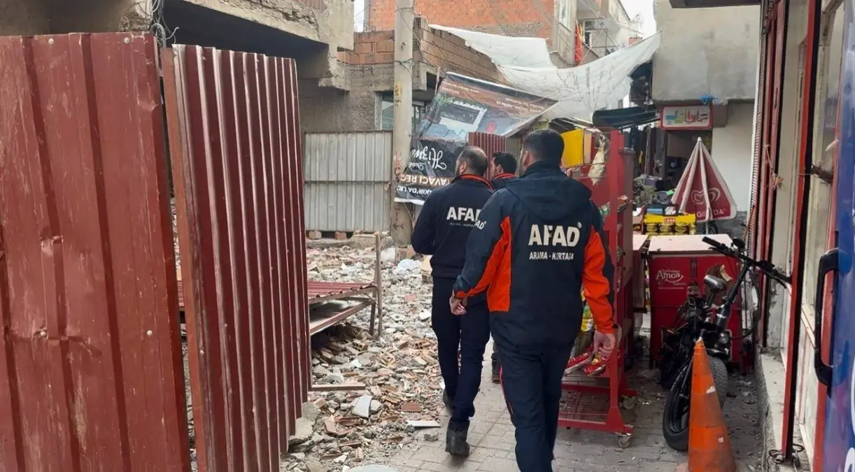 Diyarbakır’da Yıkım İşinde Facia: Duvar Çökmesi İşçiyi Ağır Yaraladı