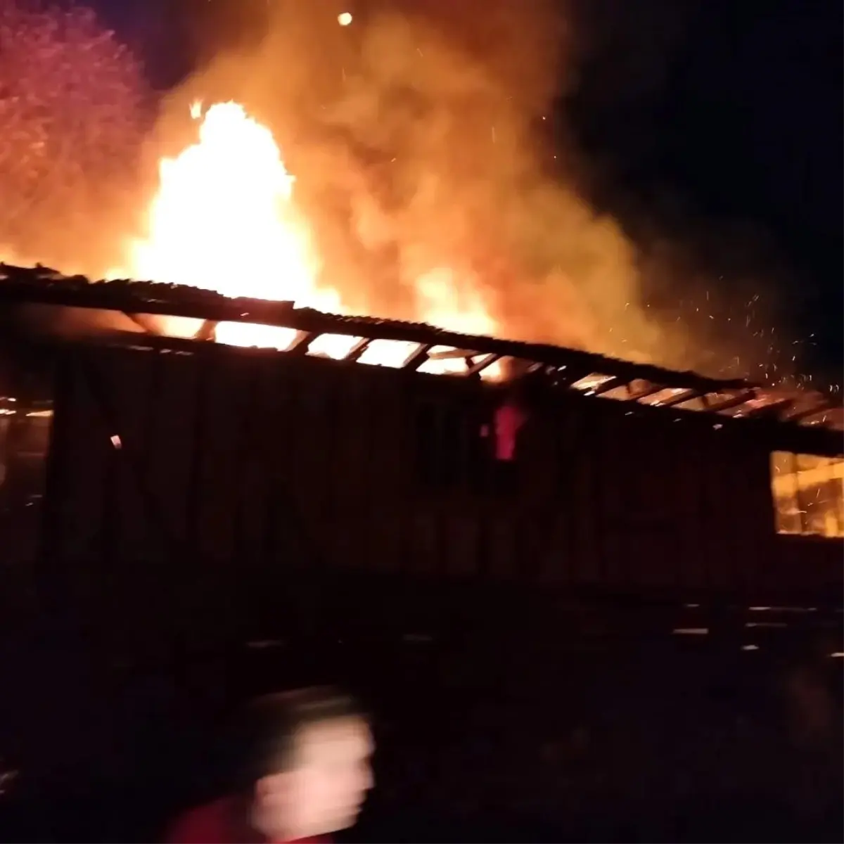 Kastamonu’da Ahşap Ev Alev Alev Yandı: İki Katlı Ev Tamamen Küle Döndü