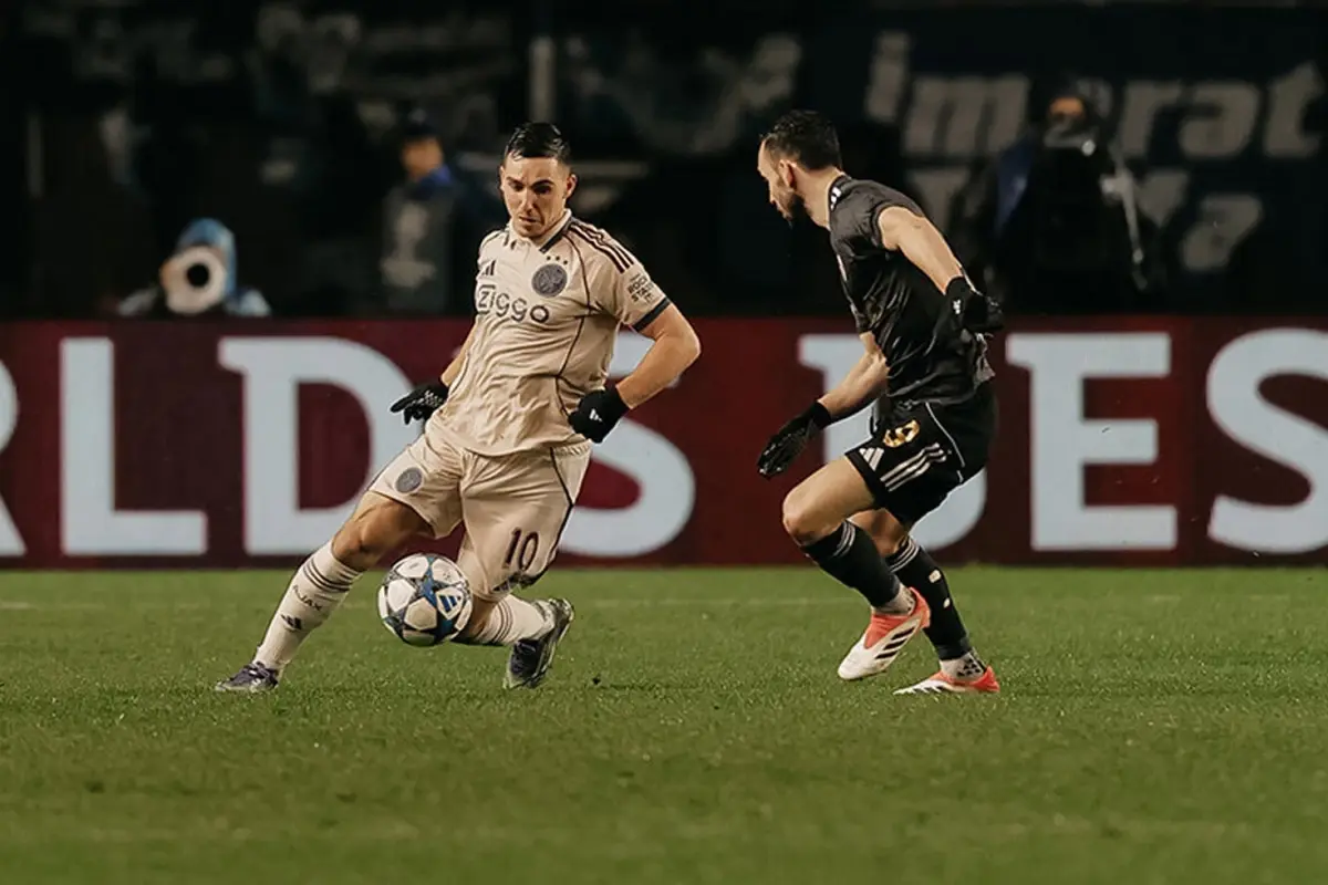 Ajax’tan ilk galibiyet! Önde olan Karabağ son dakikalarda yıkıldı