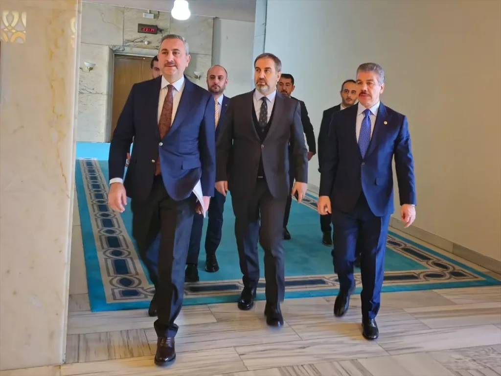 AK Parti, Milli Dayanışma, Kardeşlik ve Demokrasi Komisyonu raporunu TBMM Başkanlığına sundu