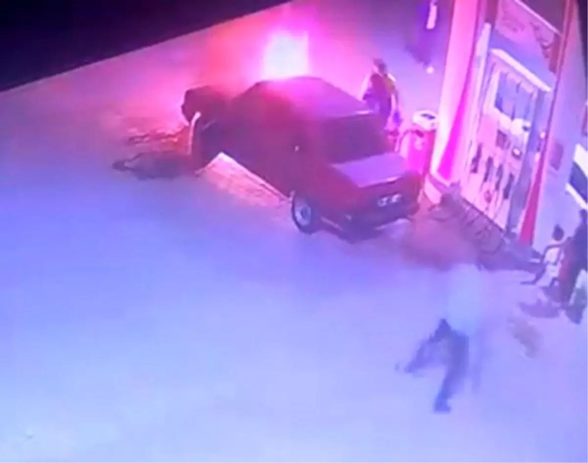 Ahlat’ta Akaryakıt İstasyonunda Araç Yangını