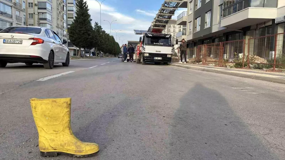 Aksaray’da Sarı Çizmeli Yol Güvenliği: Nakliye Şirketi Trafiği Nasıl Durdurdu?