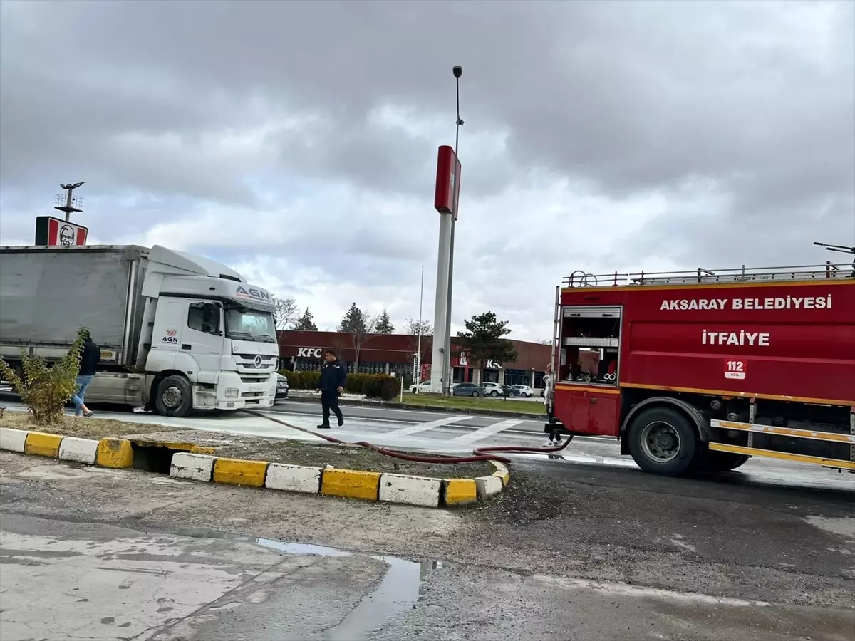 Aksaray’da Seyir Halindeki Tırda Şiddetli Yangın Korkuttu