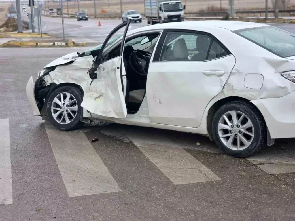 Aksaray’da Otomobil ve Tır Çarpıştı