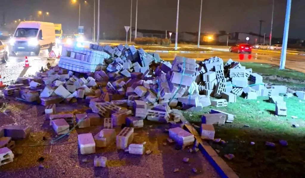 Aksaray’da Bims Yüklü Tır ile Market Servis Aracı Çarpıştı