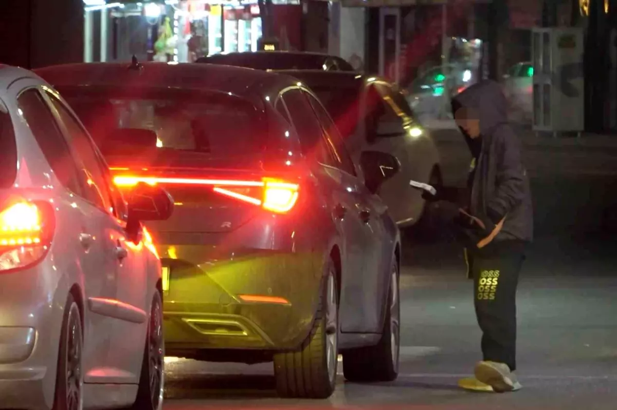 Aksaray’da Çocuk Dilenciler Trafiği Tehlikeye Atıyor