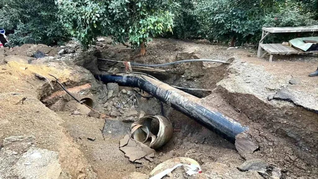 Alanya’da Dev Şok! Sulama Borusu Patladı ve Otomobil Portakal Bahçesine Sürüldü!