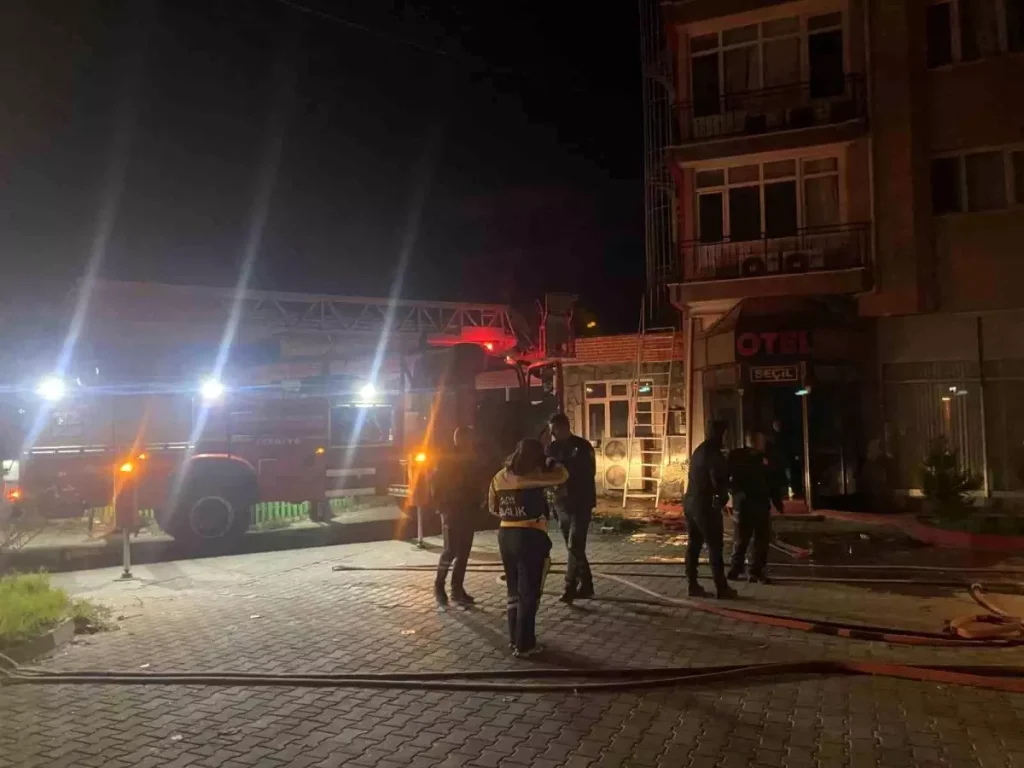 Alaşehir’de 5 Katlı Otelde Korkutan Yangın