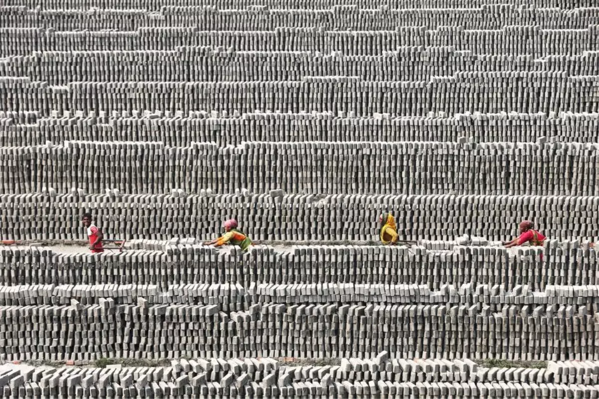 Dakka’da Tuğla Fabrikasında Çalışan İşçilerin Günlük Mücadelesi