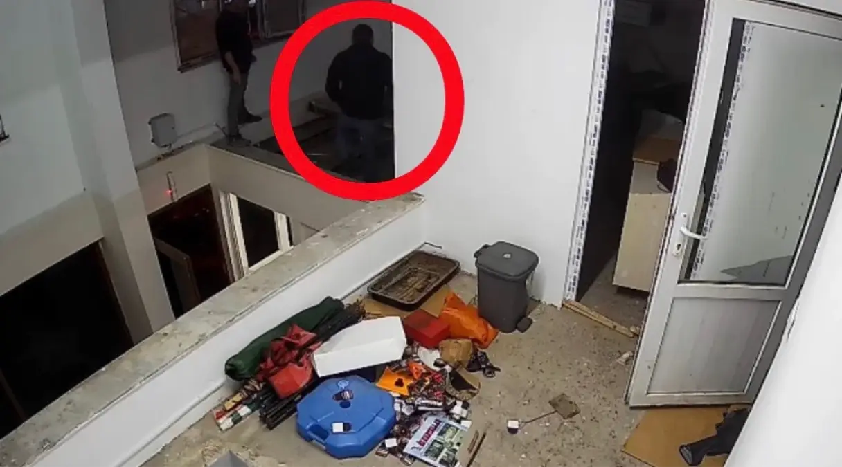 Ofiste Alçıpan Çöktü, Mustafa Güldü