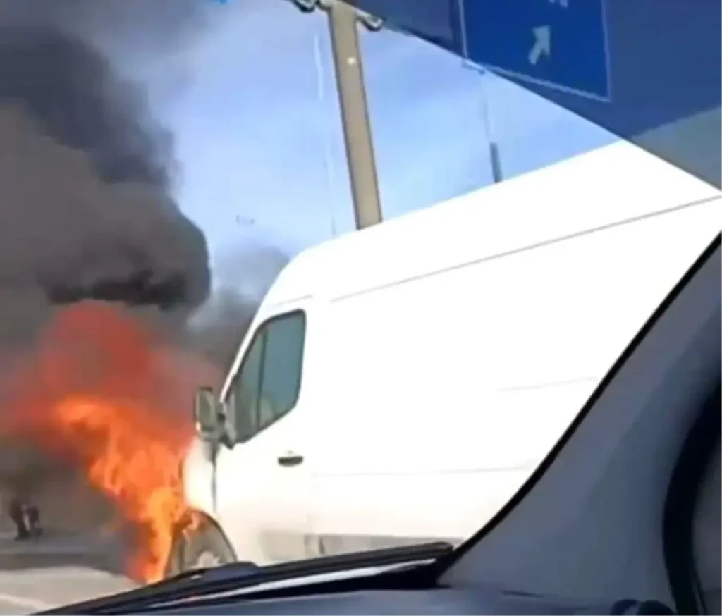 Mudanya’da Servis Minibüsü Yangını: Araç Kullanılamaz Hale Geldi, Can Kaybı Yok