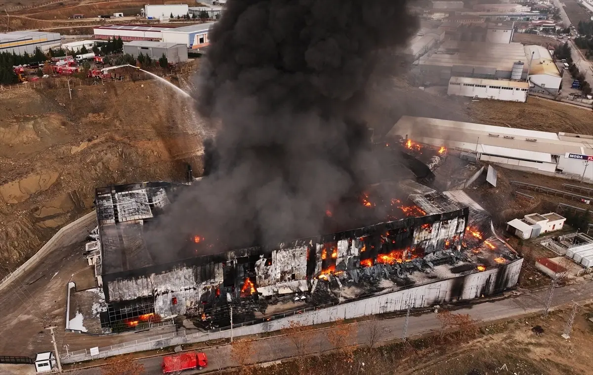 Alev alev yanan fabrika küle döndü! Biri bitmeden diğeri başladı