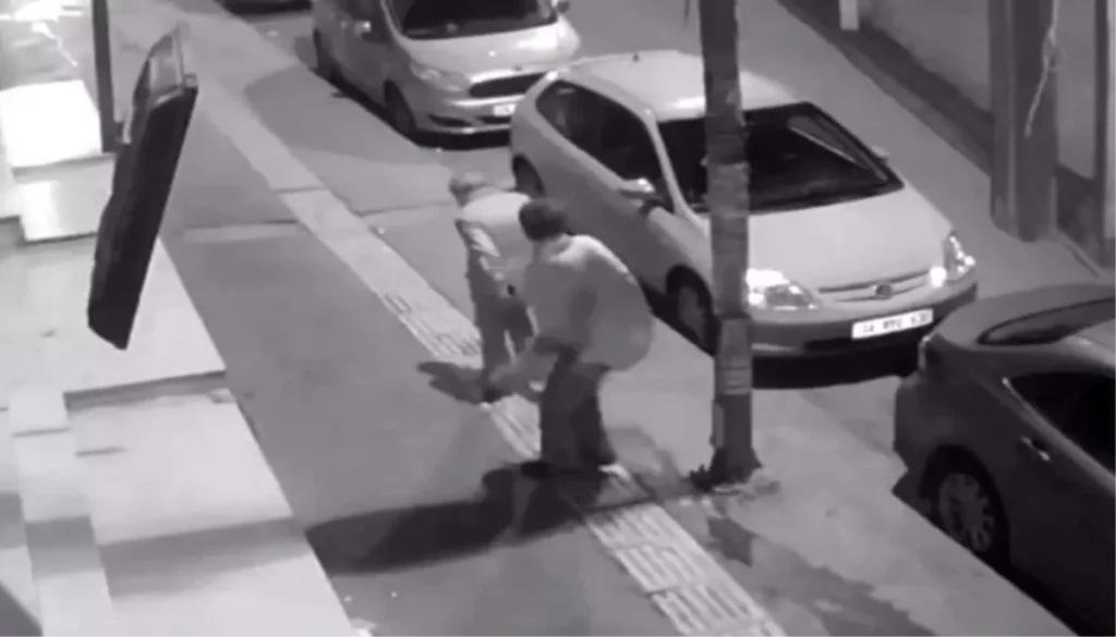 Genç Kadın, Esenyurt’ta Yaşlı Adamı Tekmeleyip Öldürmeye Çalıştı