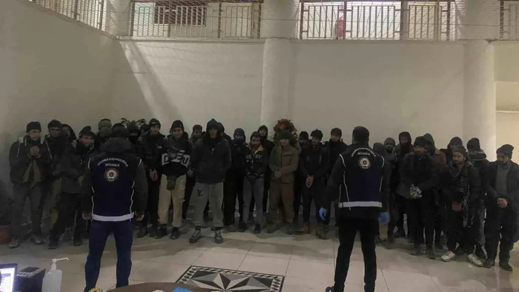 Amasya’da Çinko Yüklü Tırdan 37 Kaçak Göçmen Yakalandı