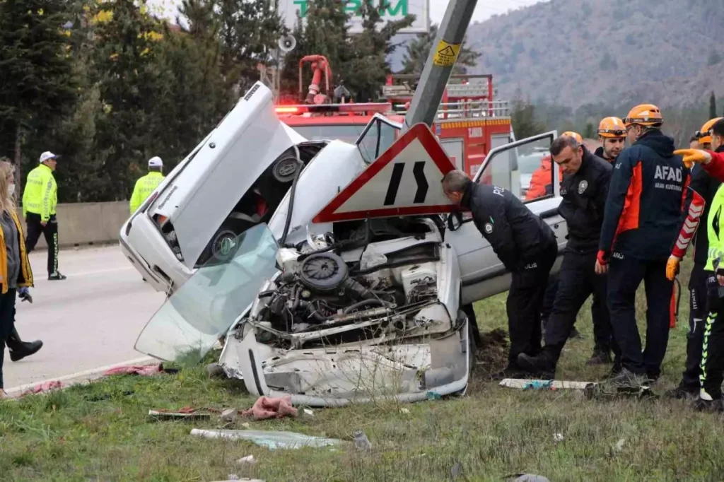 Araç direğe ok gibi saplandı! Genç avukat duruşma yolunda feci şekilde can verdi