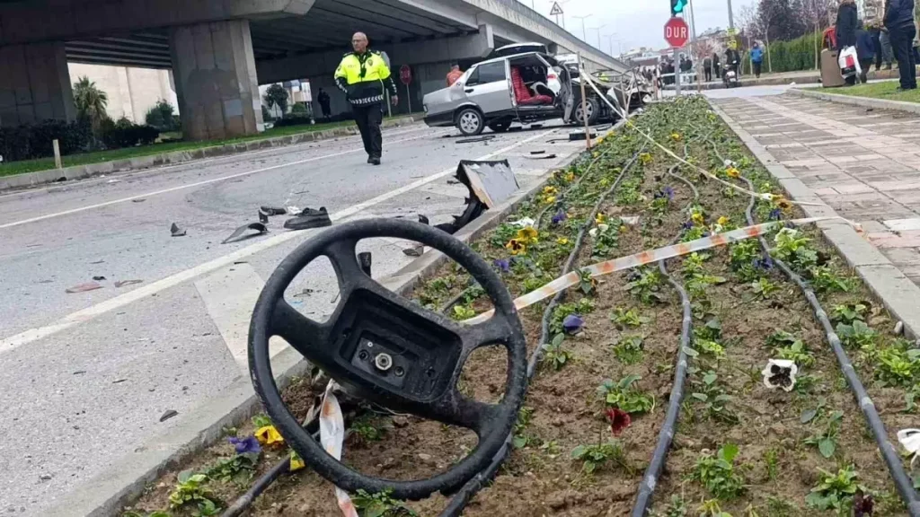 Antalya’da Ambulansa Yol Verirken İkinci Kaza