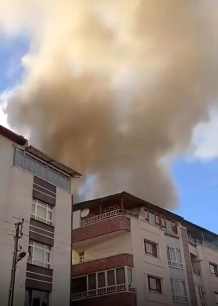 Etimesgut’ta Bina Çatısında Yangın Halkı Panikletti